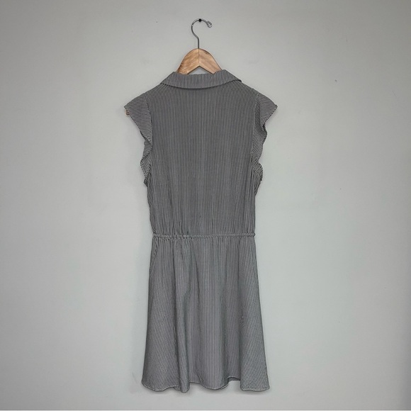 BCBGeneration Shirt Dress Size Medium White Grey Striped Flutter Sleeves Flowy - Picture 8 of 11